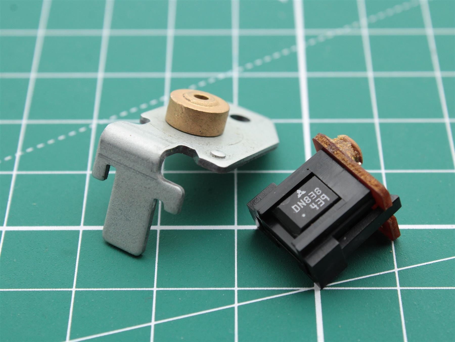 Bang & Olufsen Beocenter 2200 (Sensor Hall DN836 + holder) Part Position: 22IC1