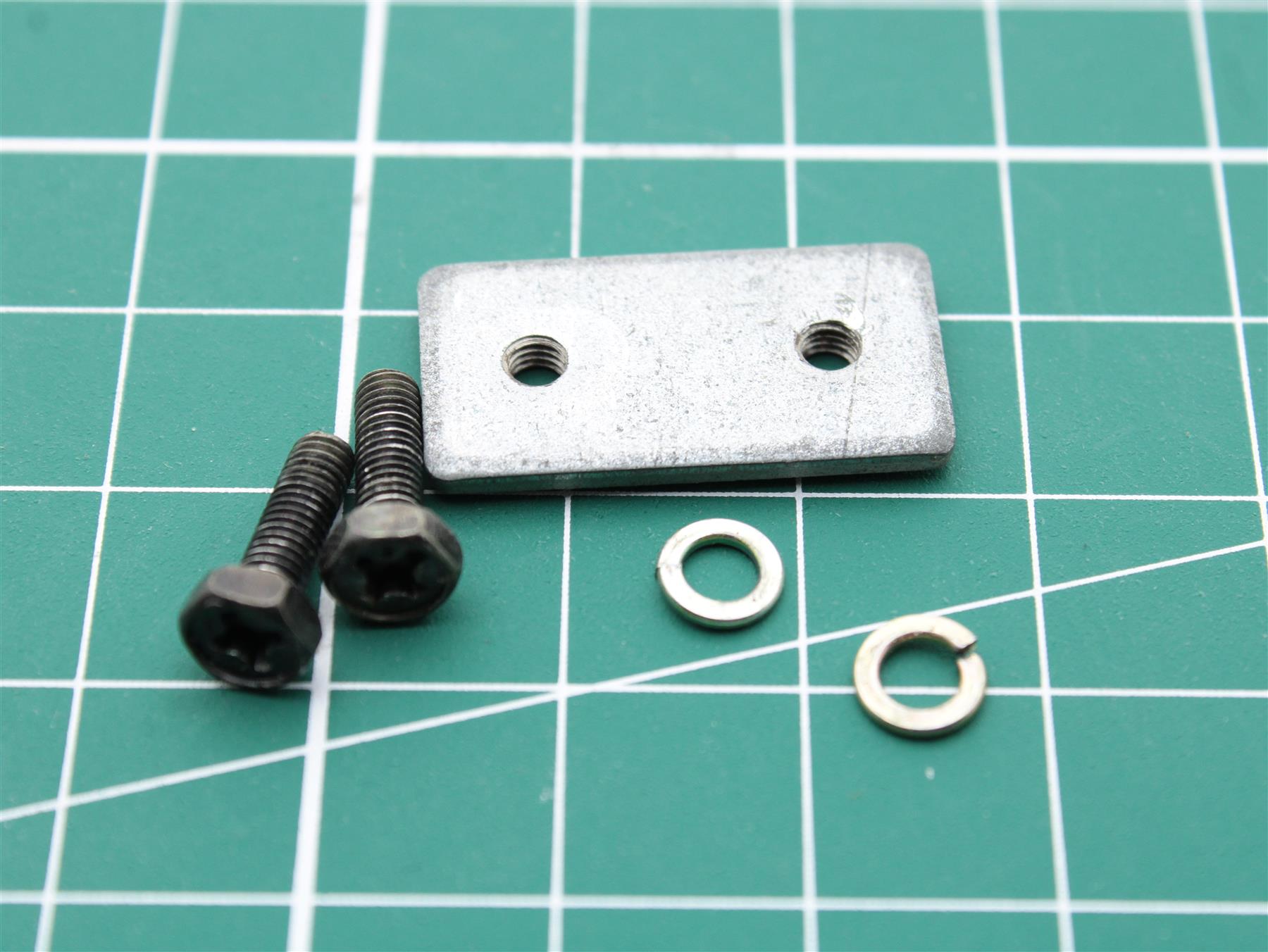 Bang & Olufsen 2641107 – Spacer with Screws for BeoCenter 2200 | Replacement